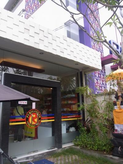 ホテル隣にコンビニがあるのでサクッと泊まるには便利でした