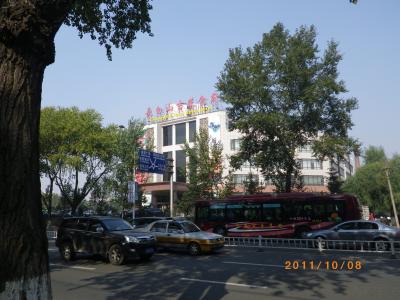 ホテルの隣に併設されている長白山吉菜食府。５階建てレストラン