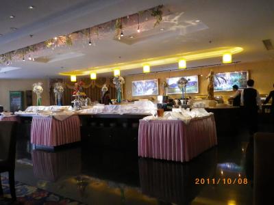 朝食、昼食、夕食それぞれ、バイキングでの営業です