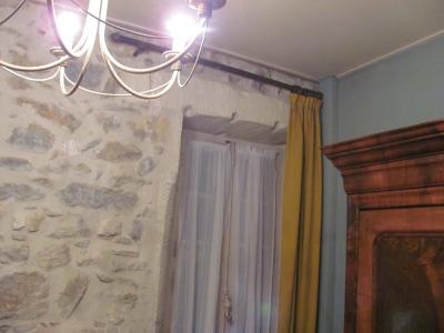 石積みがむき出しの部屋。家具も古い。窓も木製。雰囲気あります