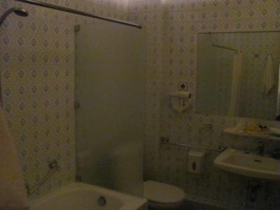 ちょっと暗いけど浴室。飾りタイルで清潔。
