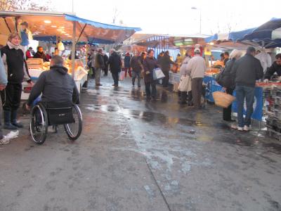 土曜の朝だと、目の前に市場が出現します。