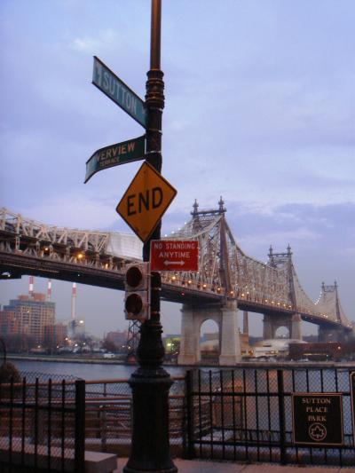 トラムウェイが並走する、マンハッタンへの玄関橋。