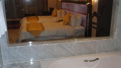 バスルームからベットルームが丸見え