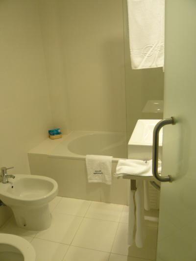 白で統一され、清潔なバスルーム