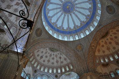 細かい装飾が壮大な風景を作り上げる、現役のモスク