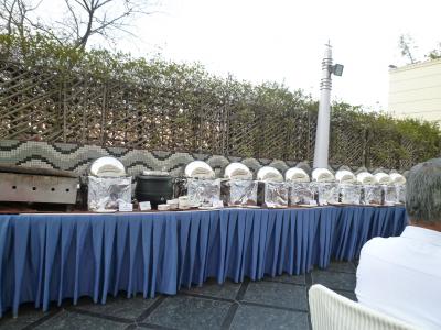 ブルー台の上にはお料理たくさんならんでいます。卵もやいてもら