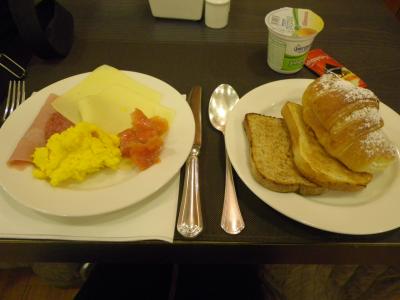 クルミ入ケーキが美味しかった。スクランブルエッグは噂通り×