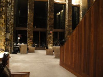 ジャクソンの空港から30分足らず。丘の上に建つホテル。