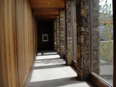 地元の石や木をふんだんに使い、外の景色と調和している。