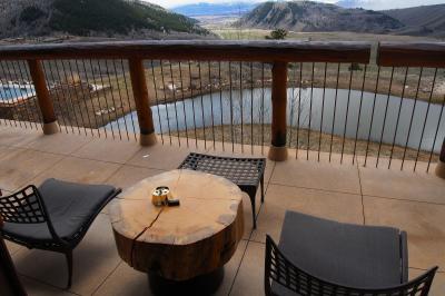 テラスからの眺め。緑少ない季節だけれど、遠くまで見渡せる。