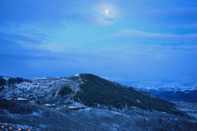 テラスより。月明かりに照らされて、昼間とはまた違う眺め。