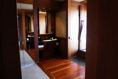 バスも広々として気持ちがいい。施設内のスパやエステも利用。