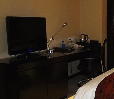 椅子やデスクライトなど、ビジネスライクなディスプレイです。