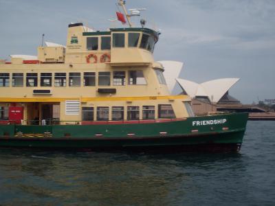 こんなフェリーで向かいます。