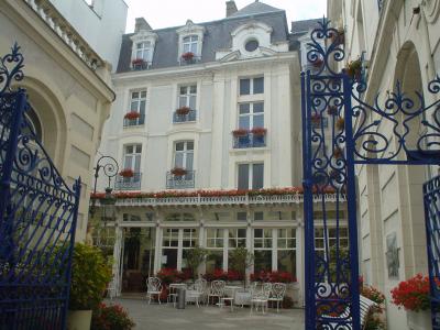 海辺の華やかさに満ちたシャトーブリアン広場に面して。