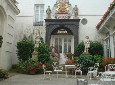 政治家であり文学者、シャトーブリアンを顕彰した中庭。