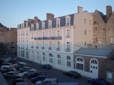 海側、城壁から撮影。青い鉄柵辺りが私のお部屋でした。