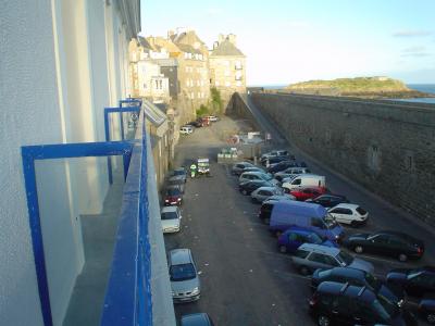 朝まだき、バルコンから城壁を望む。