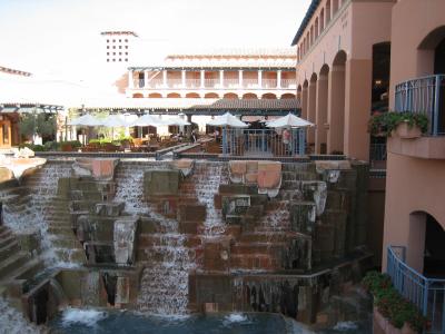 Hotel内にある滝