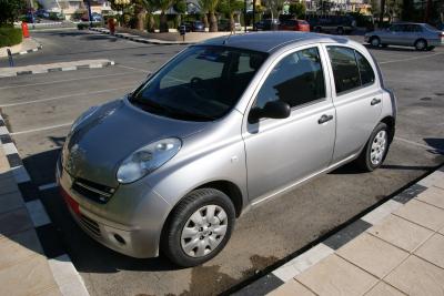 日産のマーチを使用しました。