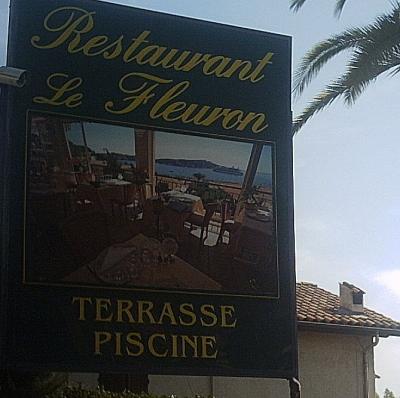 外からレストランやプールの利用ができます。