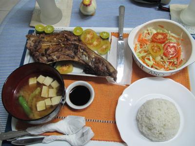 夕食の一例、マグロのカマ焼き、サラダ、ご飯、味噌汁、コーヒー
