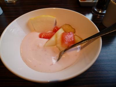 ヨーグルトは2種類、果物も何種類かありました