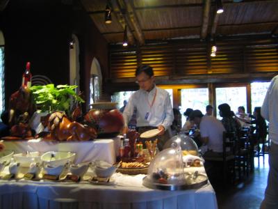 ビュッフェスタイルの食堂も木材が基調で落ち着いた雰囲気です。