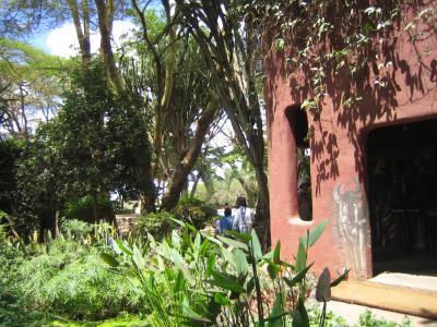 右の建物はミーティングスペースの様な所でした。土壁で涼しい感