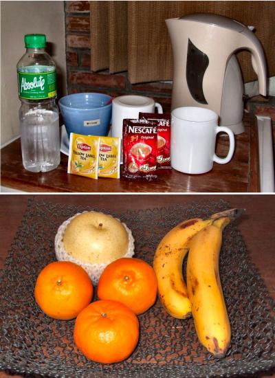 毎日用意された紅茶，コーヒー，水 と，週末に用意された果物