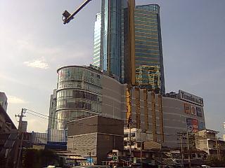 バンコク中心部、BTSアソーク駅に直結のショッピングセンター