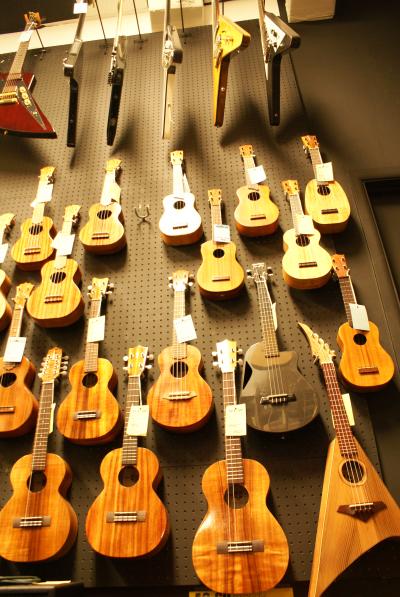 ホノルルにあるKamakaの工場でやっていたとかいうウクレレのアウトレットは今はやってません・・・