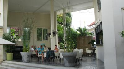 ﾎﾃﾙ内からﾎｯﾄ・ﾏﾝｺﾞｰ、外の写真です