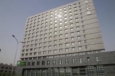 通りから見たホテル