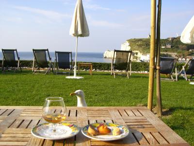 テラスにて（エトルタ・アモンの断崖を臨む）