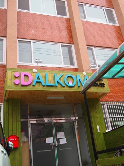 ４階の部屋まで階段で超ヘビー級のスーツケースを運ぶのに苦労！