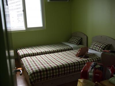 お部屋の入口から。高級感はないけど緑のインテリアがいい感じ！