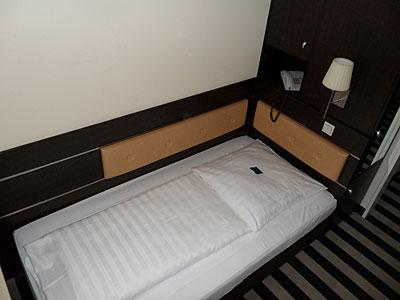 部屋はとても清潔でしたが日本のビジネスホテル並に狭かったです