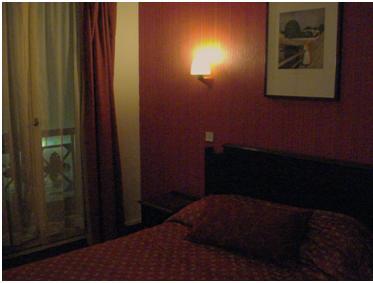 お部屋はシックな赤