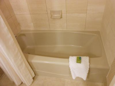 バスタブは浅め