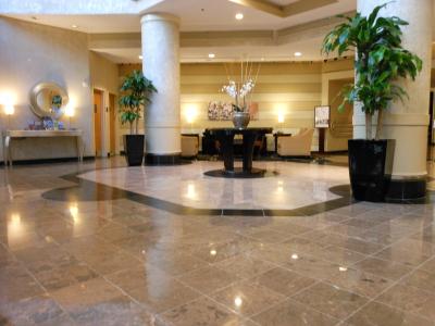 広くはないものの、くつろげるロビー。小さな売店もあり