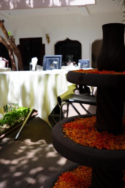 建物の内側は中庭になっており、そこで食事がとれる。