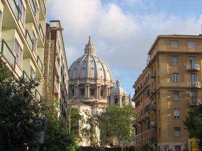 サンピエトロ大聖堂をバックにホテルの外観