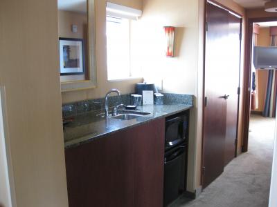 充実の設備。このキッチンにコーヒー達がばらまかれていました