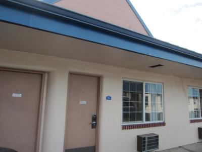 私たちの部屋の前