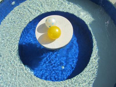 可愛いﾌﾟｰﾙですっ!色のｺﾝﾄﾗｽﾄがいい♪ただ、狭いっ！