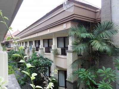 ホテルの外観。同じ造りで向かい合わせ。でも目は合いません（笑