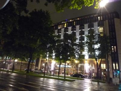 道路のむこうから。