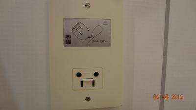洗面所にはシェーバー用電源、日本のプラグもそのままＯＫ